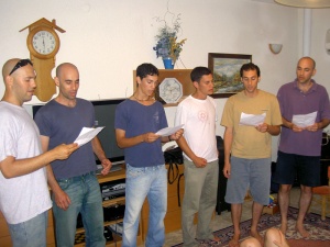 עם כל האחים, ביום הולדת 60 לאמא, 17 ימים לפני התאונה. אלון במרכז, שלישי משמאל. 