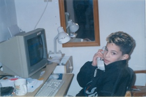 בגיל 14 אלון התחפש בפורים לנסיך הקטן. השיער המחומצן נשאר זמן רב לאחר החג.